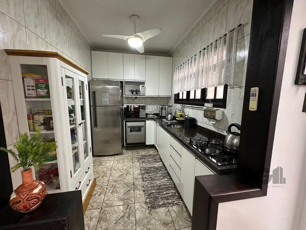Vende-se ampla casa 3 quartos com hidro, 2 vagas, living com ladeira e salão de festas com churrasqueira - 260m² - Medianeira — foto 24