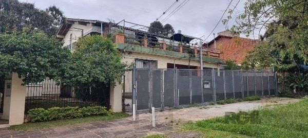 Vende-se ampla casa 6 quartos, 2 suítes, 5 vagas de garagem, churrasqueira e duas entradas individuais - 360m² - Chácara das Pedras — foto 3