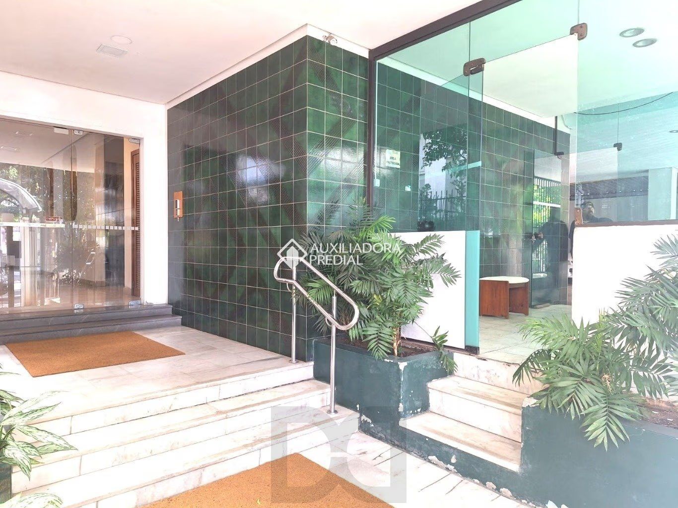 Apartamento com 2 quartos e 77m² à venda em Rio Branco, Porto Alegre. — foto 9