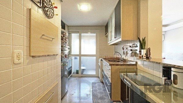 Apartamento de 2 dormitórios, 1 suíte e 1 vaga de garagem coberta e escriturada no bairro Floresta — foto 7