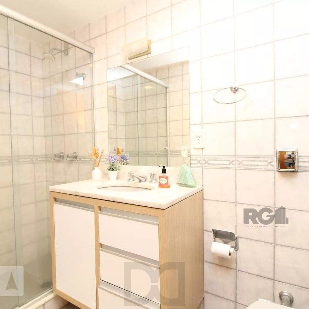 Vende-se apartamento 2 dorm c/ suite, living com sacada c/ churrasuqiera, vaga coberta - 93m² - Mont Serrat — foto 19
