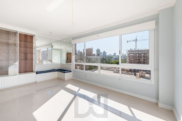 Vende-se apartamento com 2 quartos (1 suíte), 74m² e 2 vagas – Petrópolis — foto 2