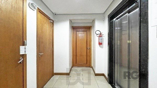 Apartamento de 2 dormitórios, 1 suíte e 1 vaga de garagem coberta e escriturada no bairro Floresta — foto 17