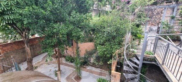 Vende-se ampla casa 6 quartos, 2 suítes, 5 vagas de garagem, churrasqueira e duas entradas individuais - 360m² - Chácara das Pedras — foto 7