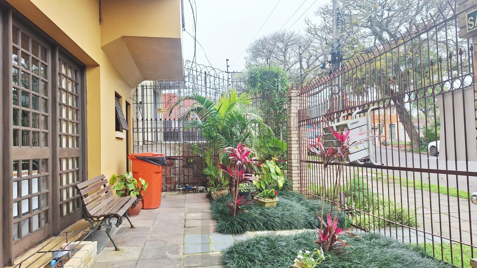 Casa em condomínio com 2 dormitórios, sótão e espaço com churrasqueira — foto 1