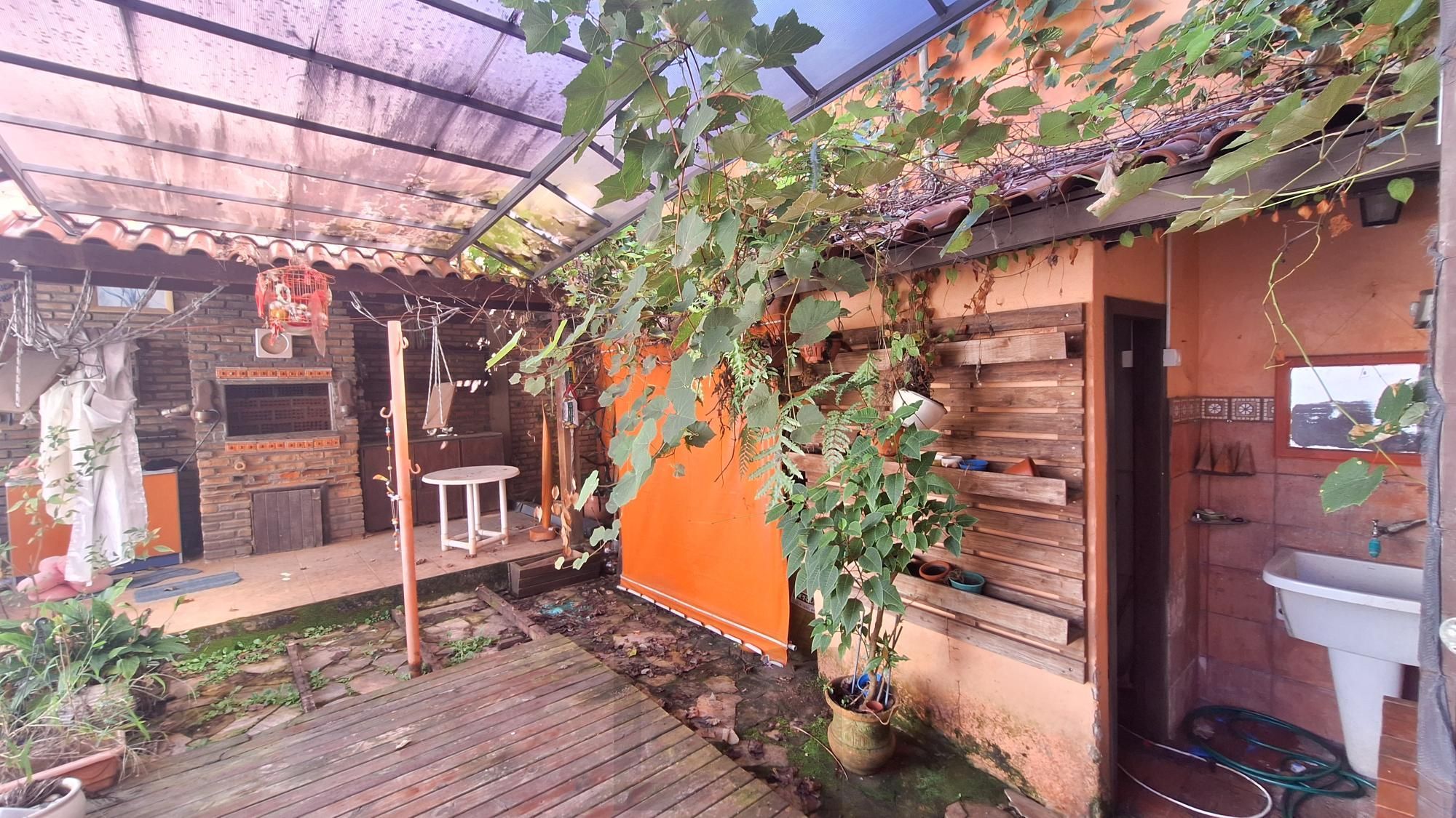 Comprar para reformar. Casa com 5 quartos no bairro Petrópolis! — foto 3