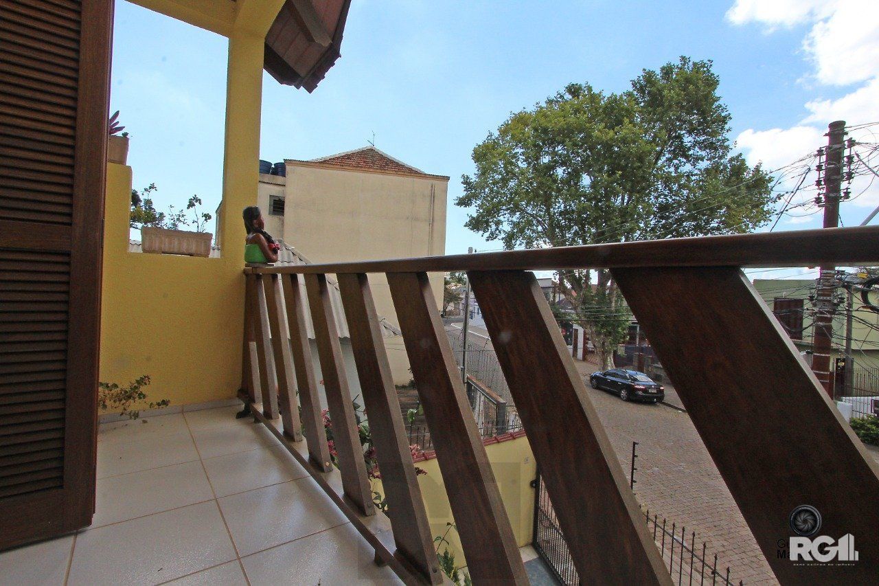 Casa com 3 dormitórios, sendo 1 suíte, com vaga para 2 carros, no bairro Medianeira, Porto Alegre, RS — foto 17