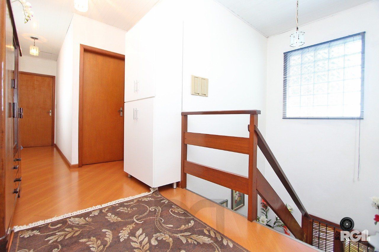 Casa com 3 dormitórios, sendo 1 suíte, com vaga para 2 carros, no bairro Medianeira, Porto Alegre, RS — foto 6