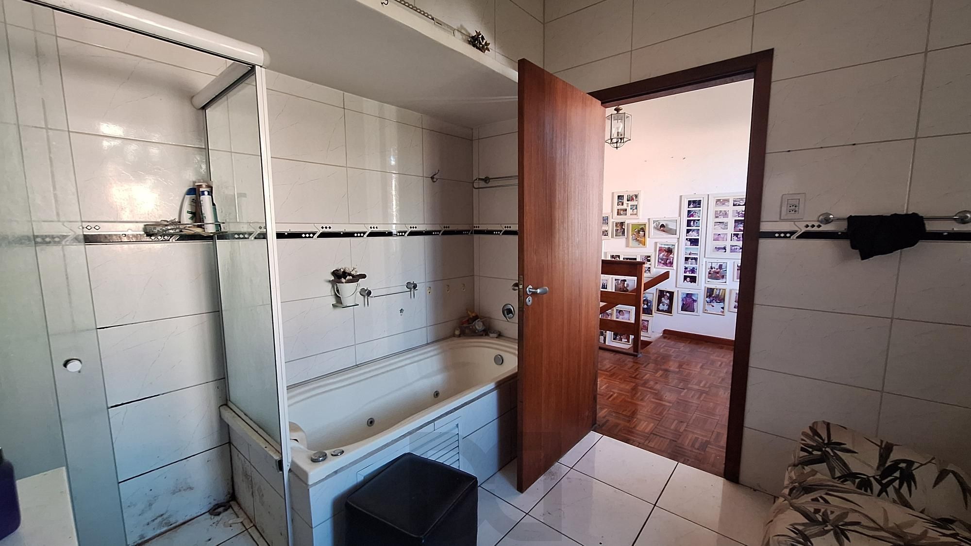 Comprar para reformar. Casa com 5 quartos no bairro Petrópolis! — foto 32