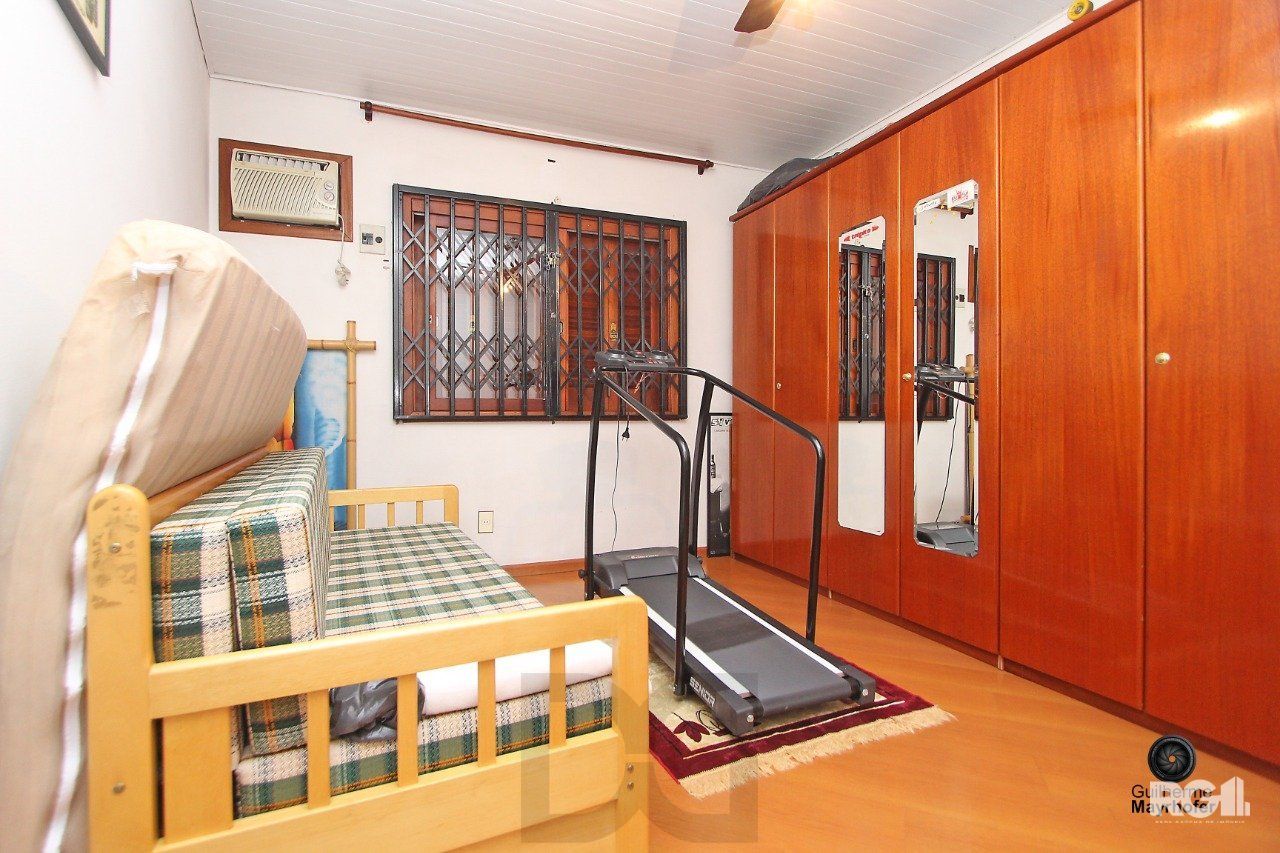 Casa com 3 dormitórios, sendo 1 suíte, com vaga para 2 carros, no bairro Medianeira, Porto Alegre, RS — foto 11