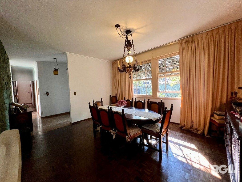 Casa térrea, com 3 dormitórios, sendo 2 suítes, 5 vagas, piscina, no bairro Ipanema, em Porto Alegre, RS — foto 3