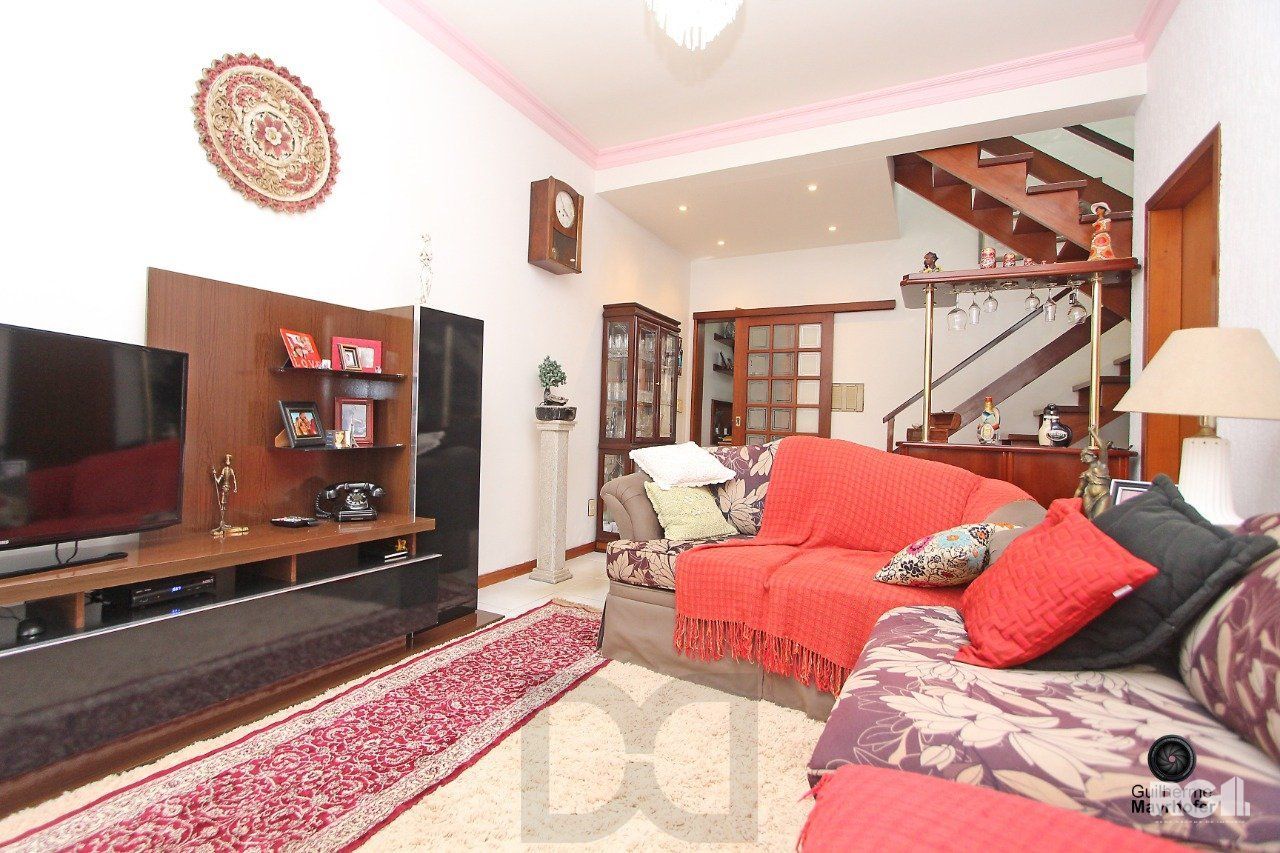 Casa com 3 dormitórios, sendo 1 suíte, com vaga para 2 carros, no bairro Medianeira, Porto Alegre, RS — foto 3