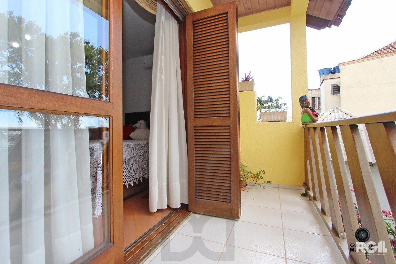 Casa com 3 dormitórios, sendo 1 suíte, com vaga para 2 carros, no bairro Medianeira, Porto Alegre, RS — foto 16