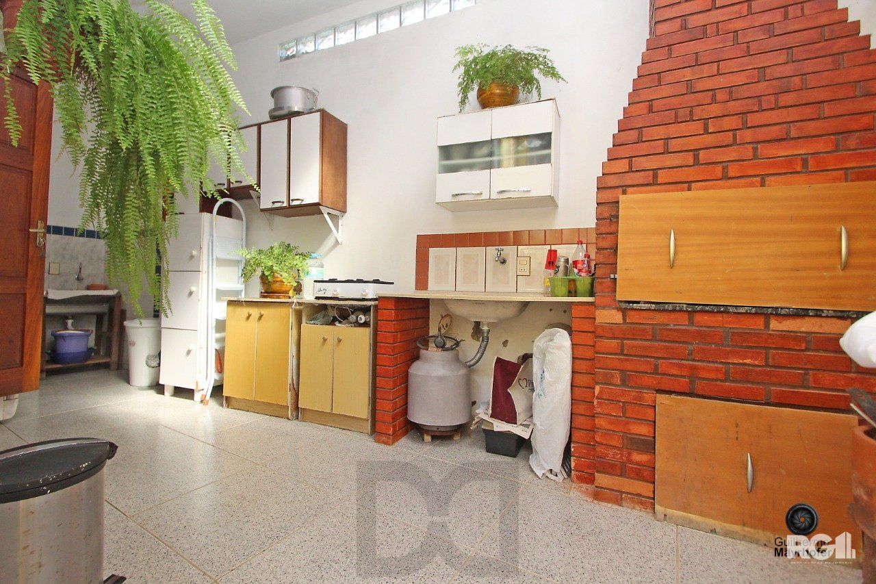 Casa com 3 dormitórios, sendo 1 suíte, com vaga para 2 carros, no bairro Medianeira, Porto Alegre, RS — foto 22