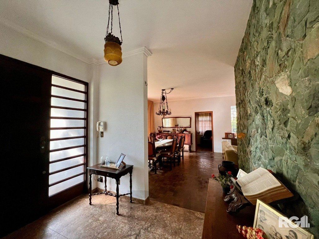 Casa térrea, com 3 dormitórios, sendo 2 suítes, 5 vagas, piscina, no bairro Ipanema, em Porto Alegre, RS — foto 4
