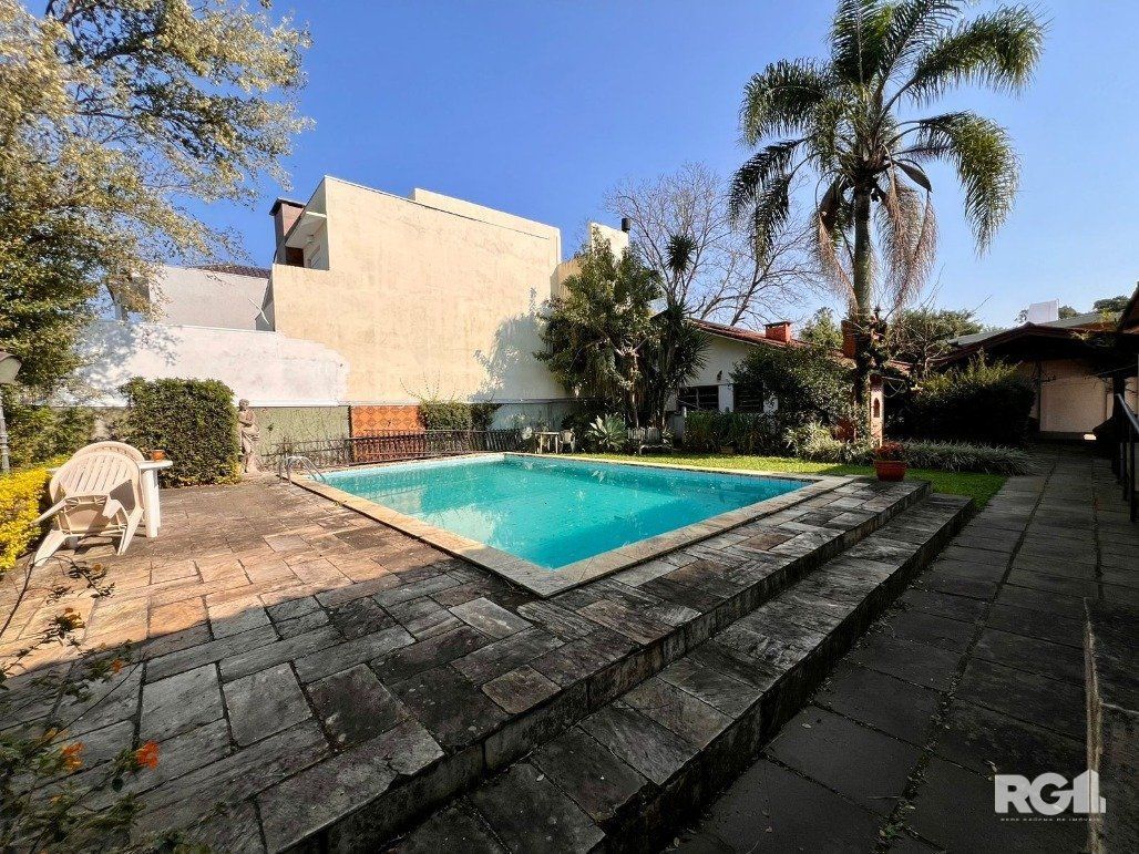 Casa térrea, com 3 dormitórios, sendo 2 suítes, 5 vagas, piscina, no bairro Ipanema, em Porto Alegre, RS — foto 2