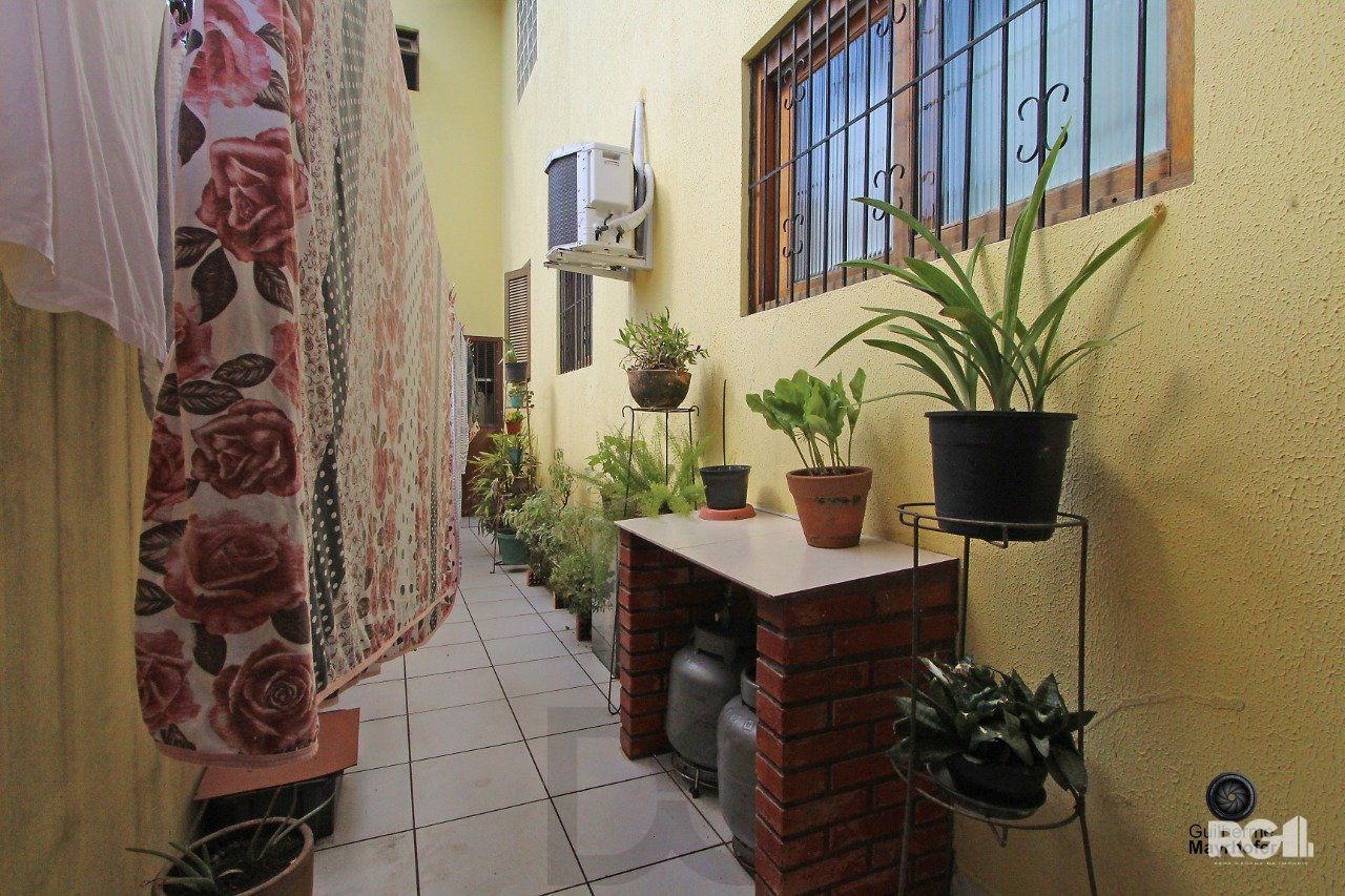Casa com 3 dormitórios, sendo 1 suíte, com vaga para 2 carros, no bairro Medianeira, Porto Alegre, RS — foto 24
