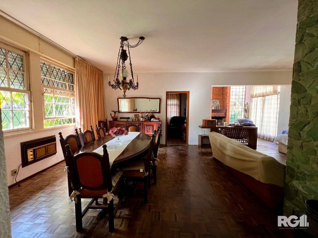 Casa térrea, com 3 dormitórios, sendo 2 suítes, 5 vagas, piscina, no bairro Ipanema, em Porto Alegre, RS — foto 5