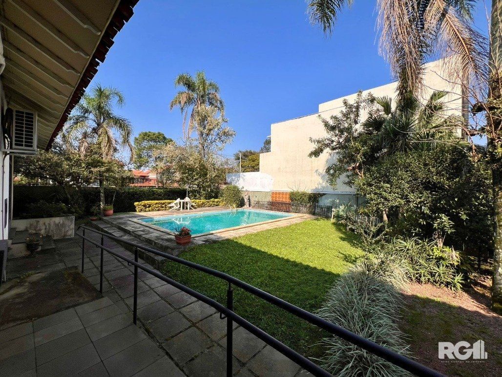 Casa térrea, com 3 dormitórios, sendo 2 suítes, 5 vagas, piscina, no bairro Ipanema, em Porto Alegre, RS — foto 1