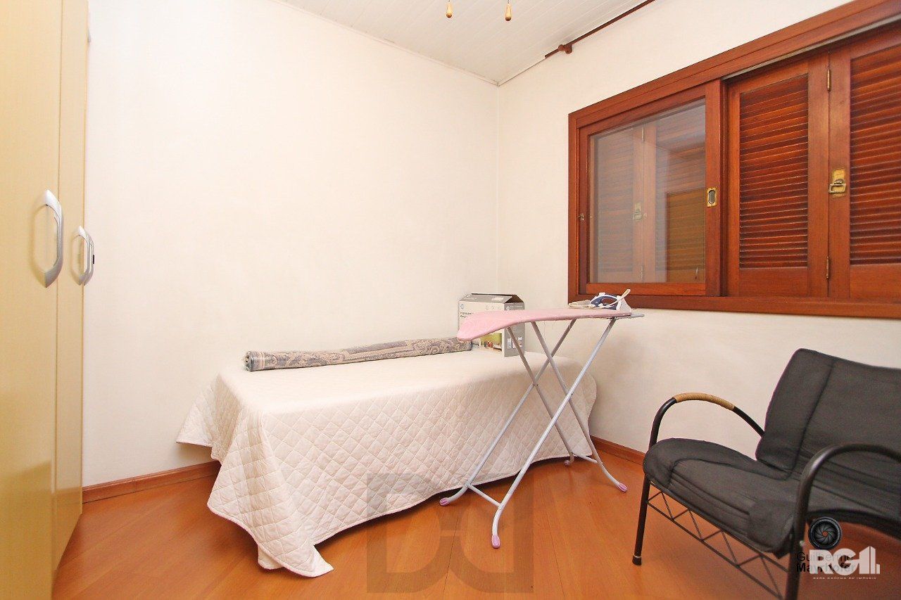 Casa com 3 dormitórios, sendo 1 suíte, com vaga para 2 carros, no bairro Medianeira, Porto Alegre, RS — foto 13