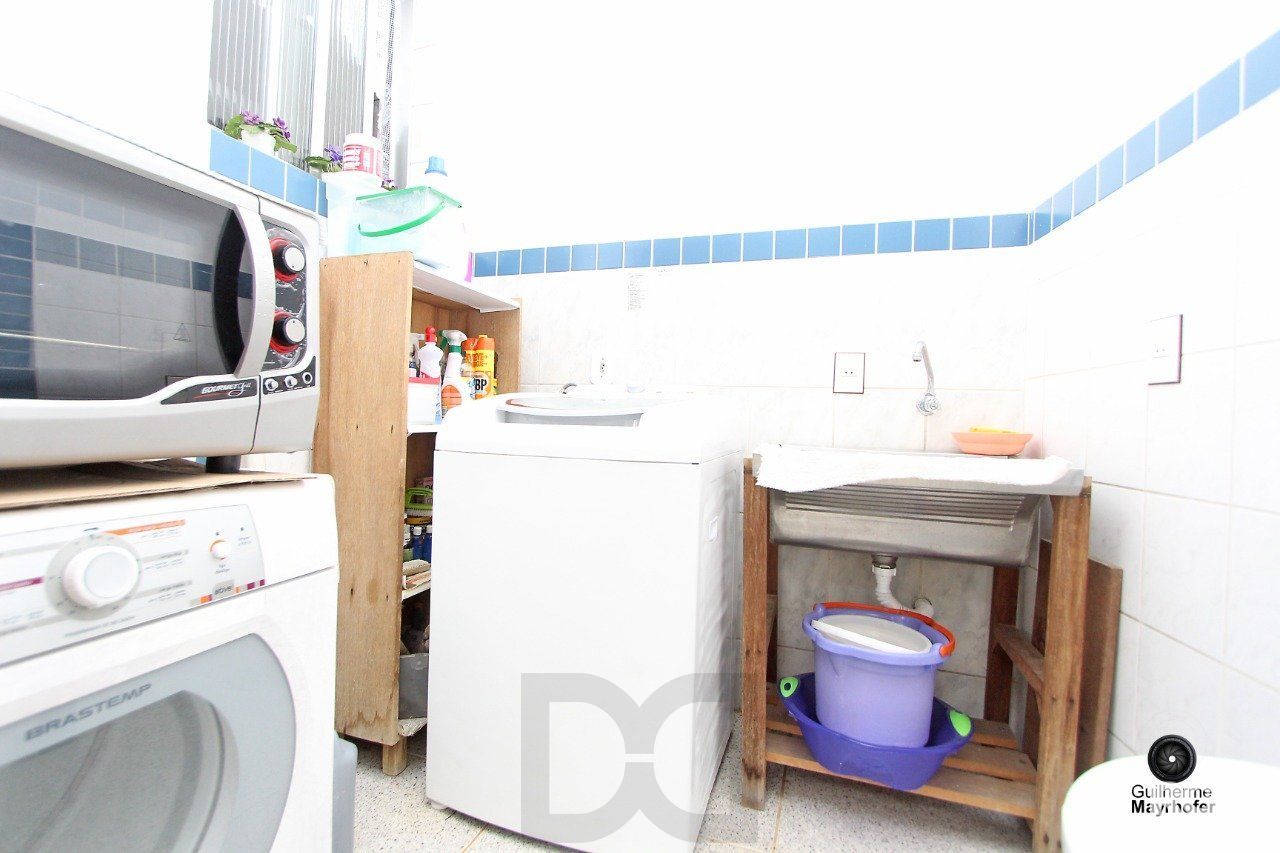 Casa com 3 dormitórios, sendo 1 suíte, com vaga para 2 carros, no bairro Medianeira, Porto Alegre, RS — foto 10