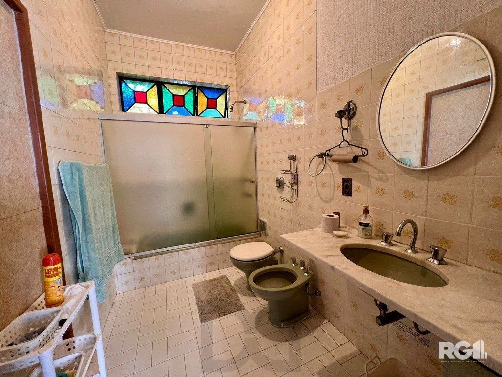 Casa térrea, com 3 dormitórios, sendo 2 suítes, 5 vagas, piscina, no bairro Ipanema, em Porto Alegre, RS — foto 12