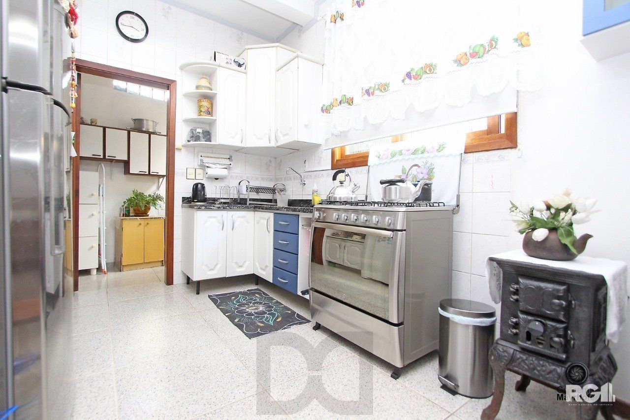 Casa com 3 dormitórios, sendo 1 suíte, com vaga para 2 carros, no bairro Medianeira, Porto Alegre, RS — foto 5
