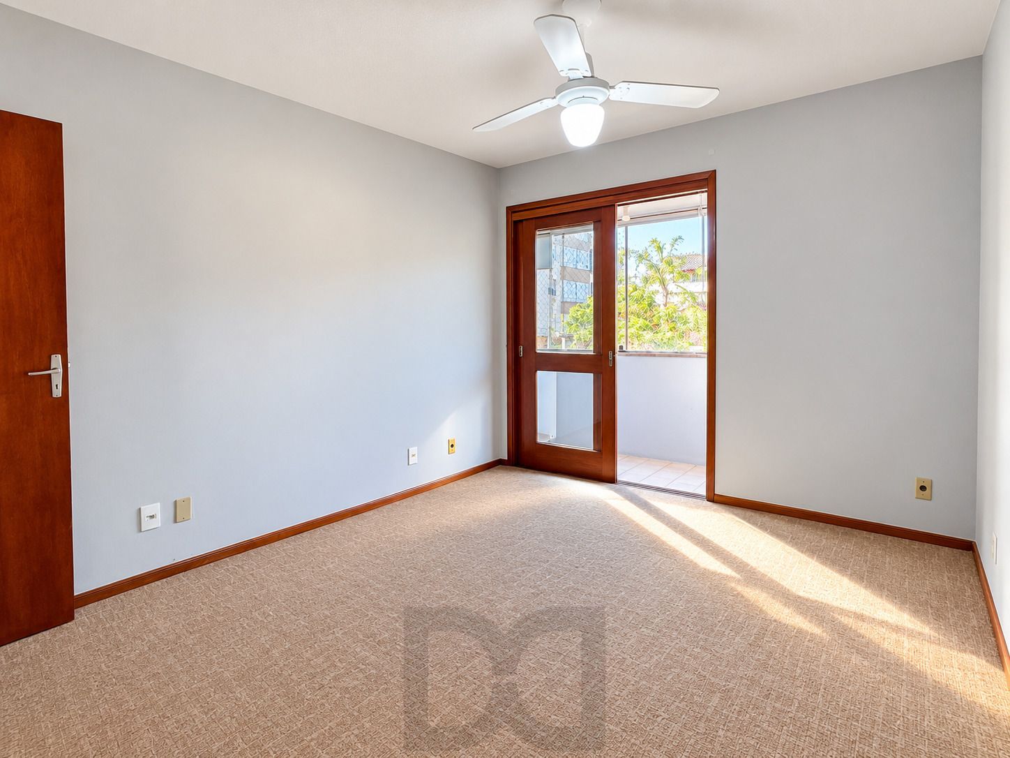 QUARTO-COM-AR-CONDICIONADO-E-VENTILADOR