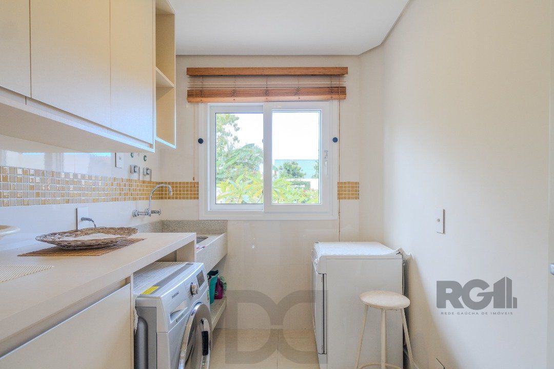 Casa semimobiliada e possui 3 suítes (sendo 1 delas master com closet e hidro) — foto 14