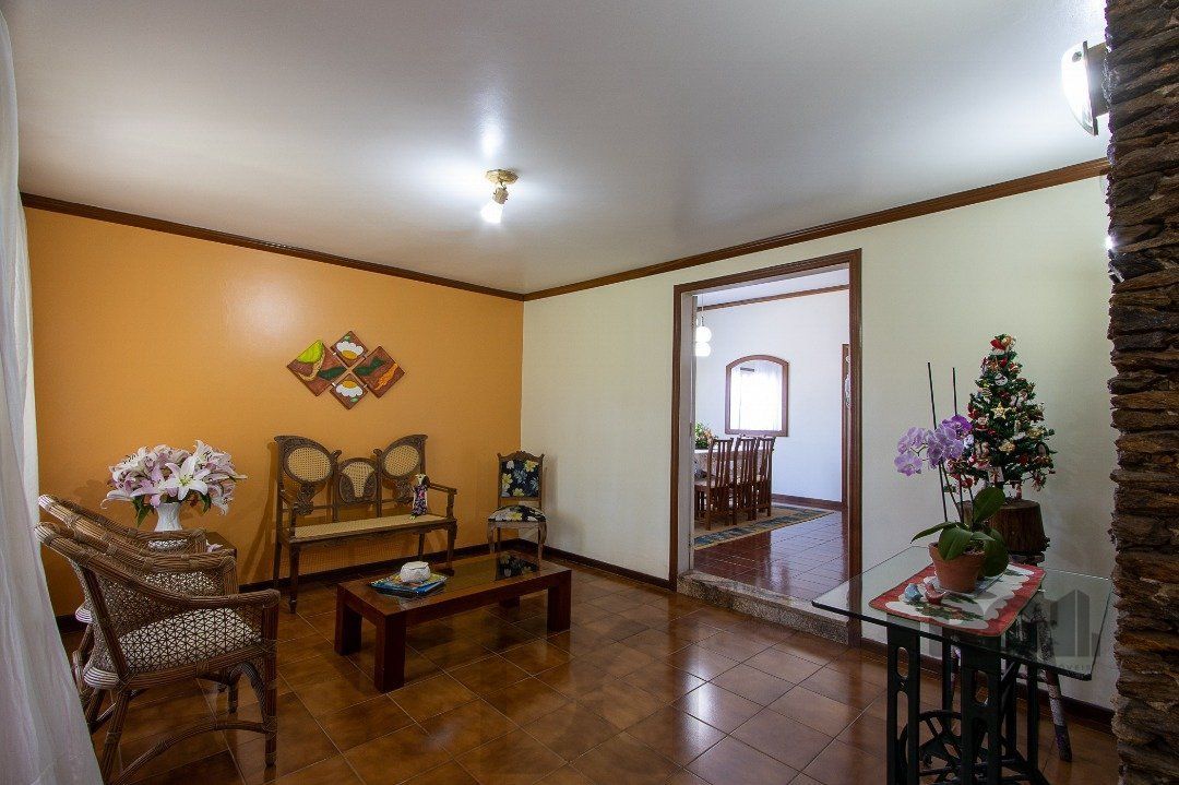 Casa com 4 quartos, suíte, churrasqueira, lareira, garagem coberta e lindo jardim. — foto 10