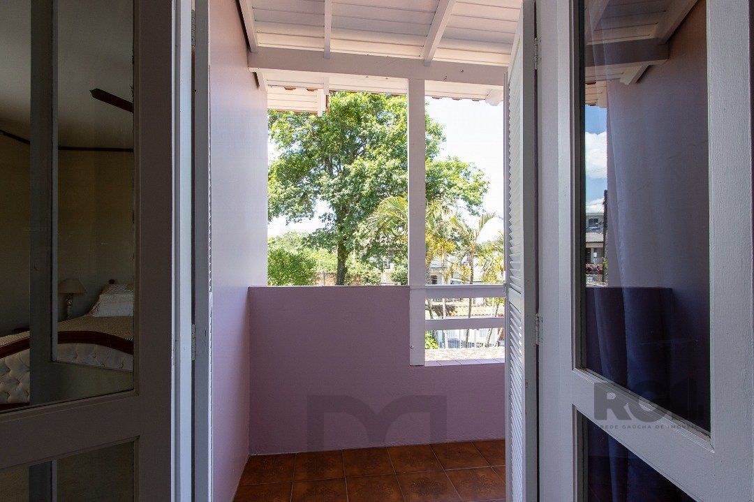 Casa com 4 quartos, suíte, churrasqueira, lareira, garagem coberta e lindo jardim. — foto 41
