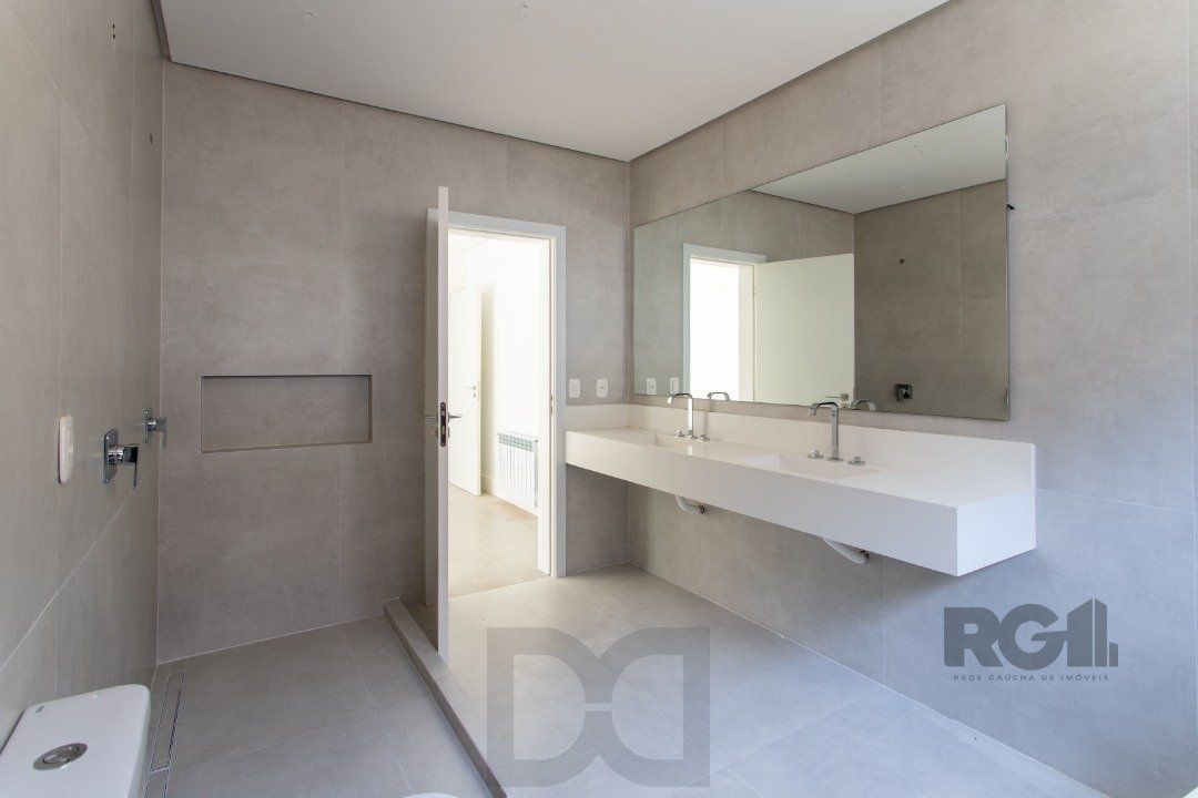 A Casa Le Mans, uma residência térrea de esquina com 389,48m2 de área coberta — foto 48
