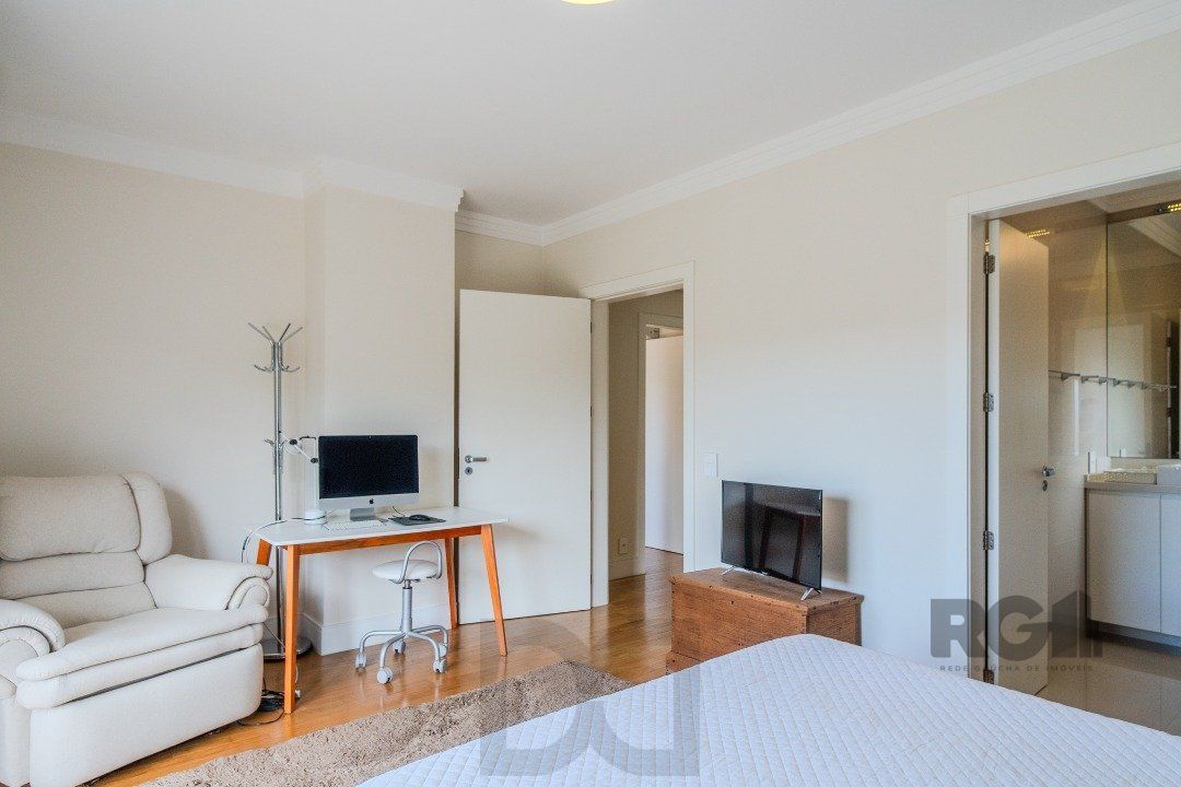 Casa semimobiliada e possui 3 suítes (sendo 1 delas master com closet e hidro) — foto 35