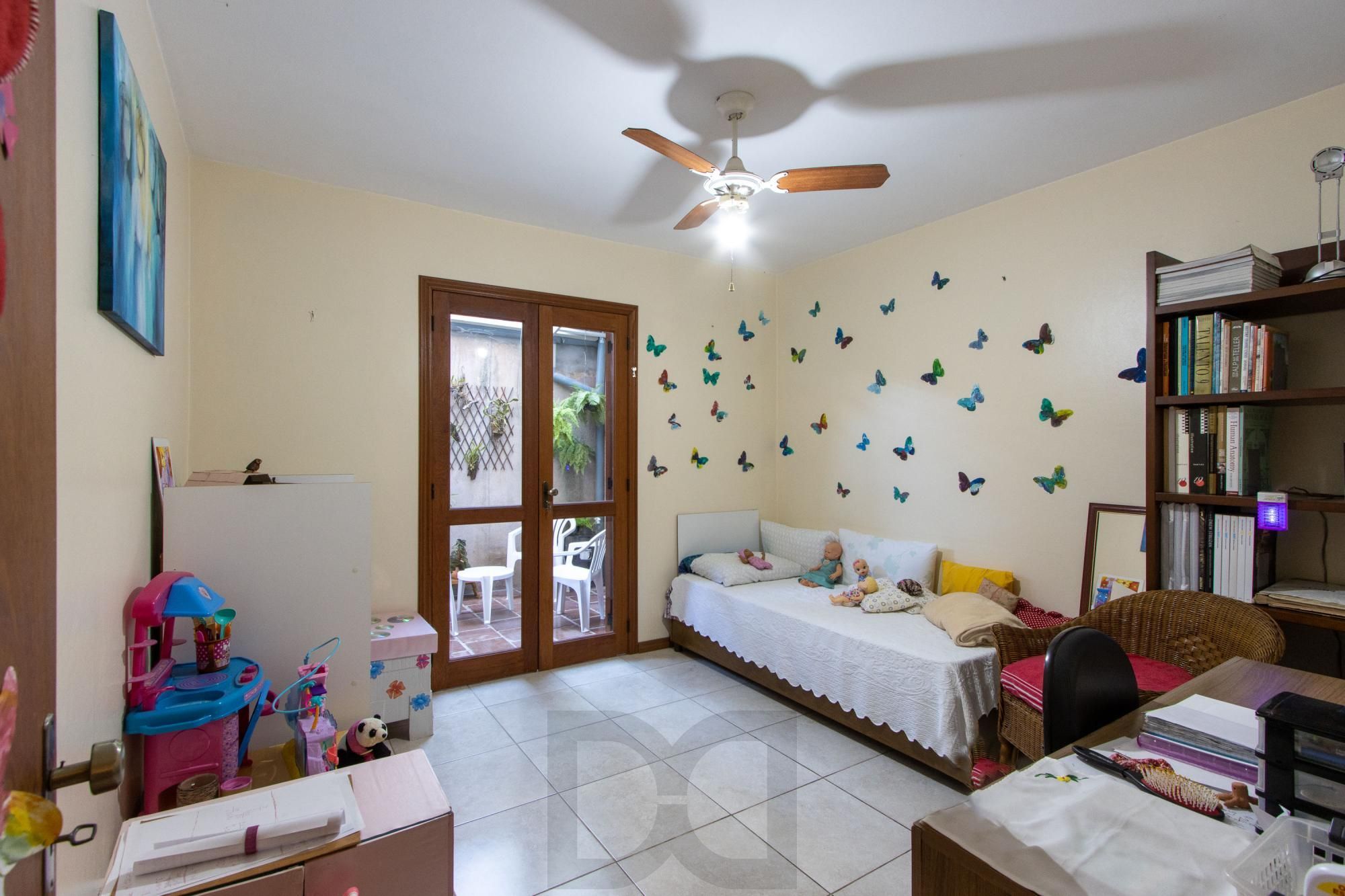 Casa de Alvenaria, possui 3 dormitórios, uma suíte, hall de entrada, lavabo, living com lareira, cozinha ampla com armários, área gourmet com churrasqueira, corredor, pátio e 4 vagas de garagem, uma construção em anexo que possui hall de entrada, lavabo, living, cozinha, escritório, banheiro social — foto 12