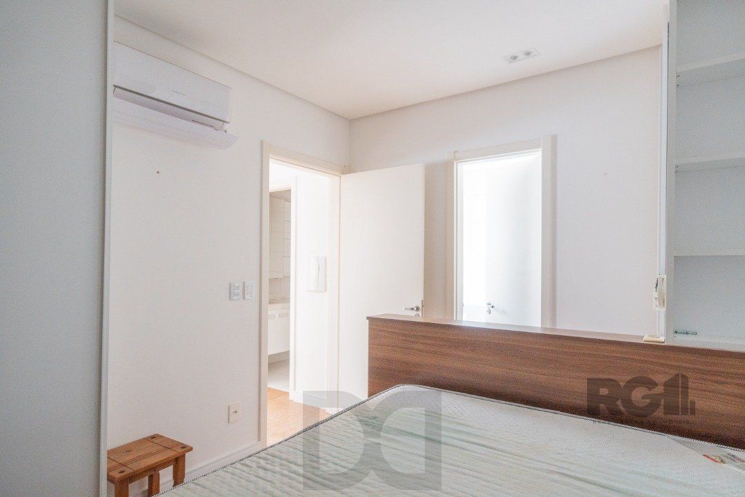 Casa impecável e mobiliada, com 3 niveis, possui 3 dormitórios sendo 1 suíte, 4 banheiros. — foto 26