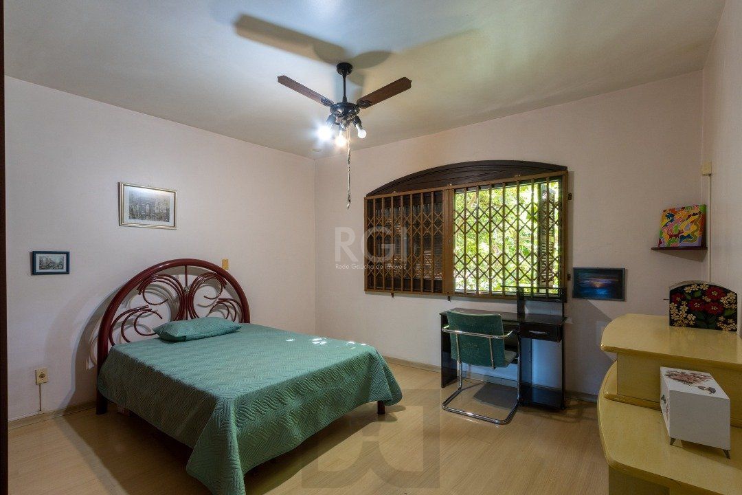 Sobrado com 345m² privativos, 3 suites, 2 vagas, churrasqueira. pátio com piscina - Bairro Cristal — foto 34