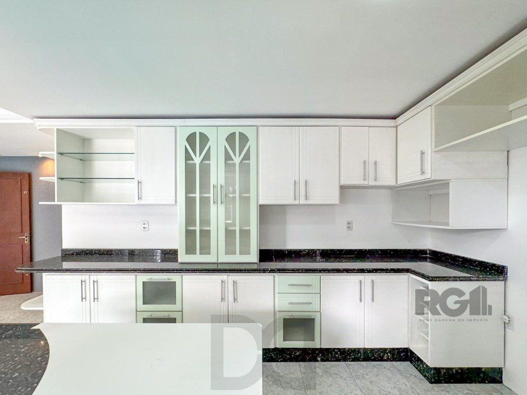 Com 4 suítes espaçosas, incluindo uma master com closet, — foto 21
