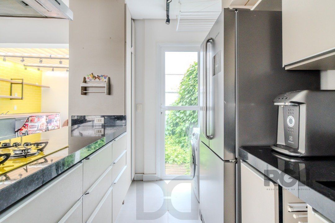 Casa impecável e mobiliada, com 3 niveis, possui 3 dormitórios sendo 1 suíte, 4 banheiros. — foto 9
