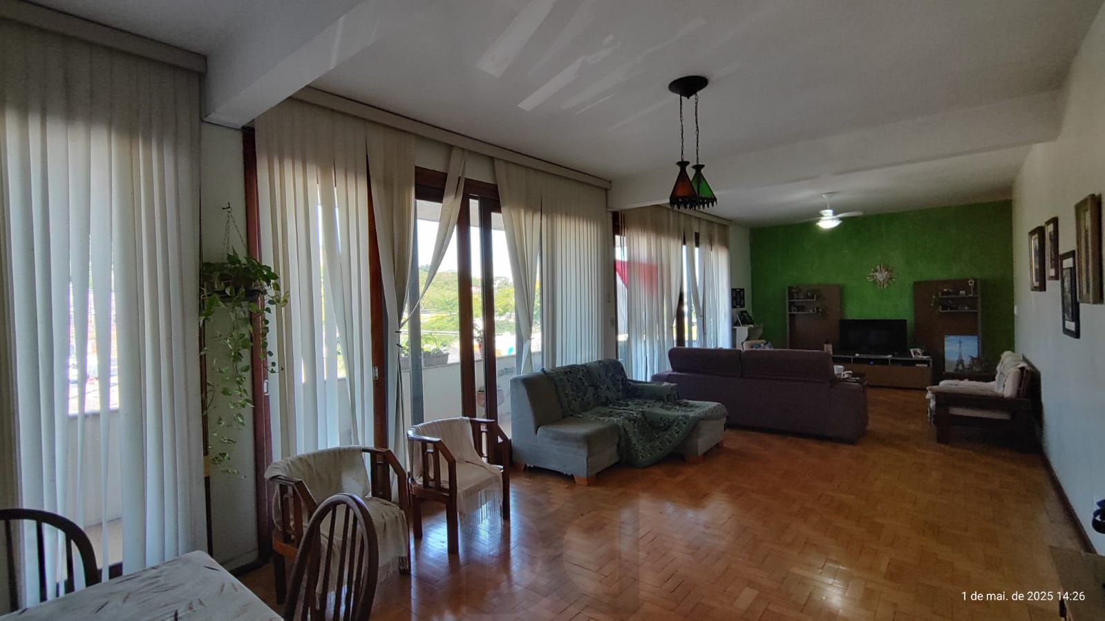 Apartamento de 4 dormitórios, 2 suítes, living amplo e arejado com sacada. — foto 3