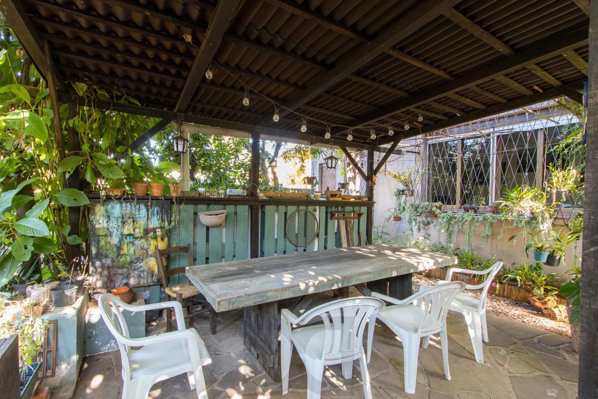 Casa de Alvenaria, possui 3 dormitórios, uma suíte, hall de entrada, lavabo, living com lareira, cozinha ampla com armários, área gourmet com churrasqueira, corredor, pátio e 4 vagas de garagem, uma construção em anexo que possui hall de entrada, lavabo, living, cozinha, escritório, banheiro social — foto 32
