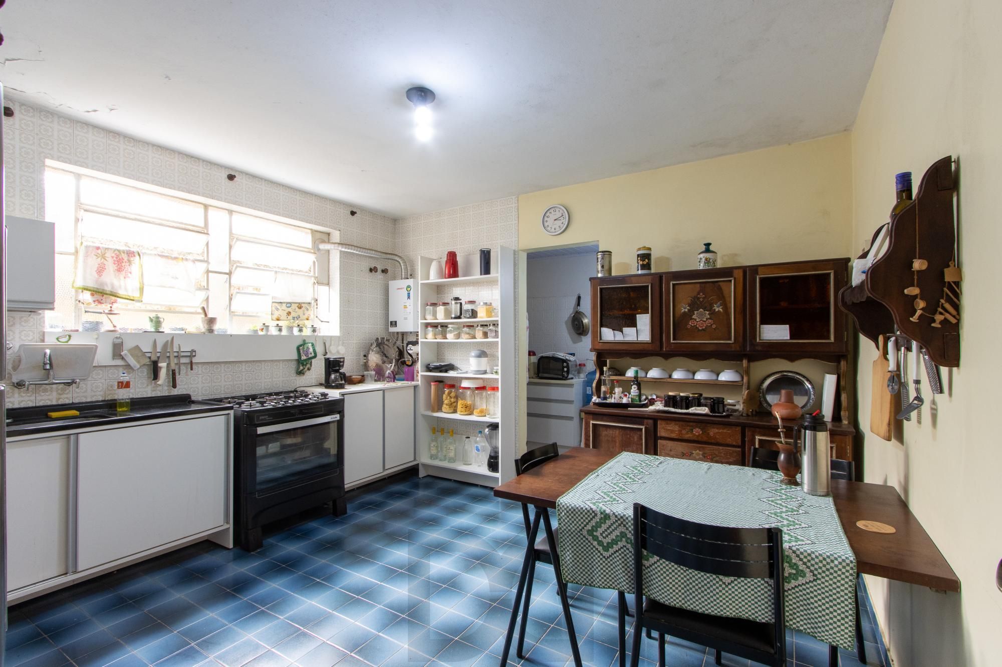 Casa de Alvenaria, possui 3 dormitórios, uma suíte, hall de entrada, lavabo, living com lareira, cozinha ampla com armários, área gourmet com churrasqueira, corredor, pátio e 4 vagas de garagem, uma construção em anexo que possui hall de entrada, lavabo, living, cozinha, escritório, banheiro social — foto 24