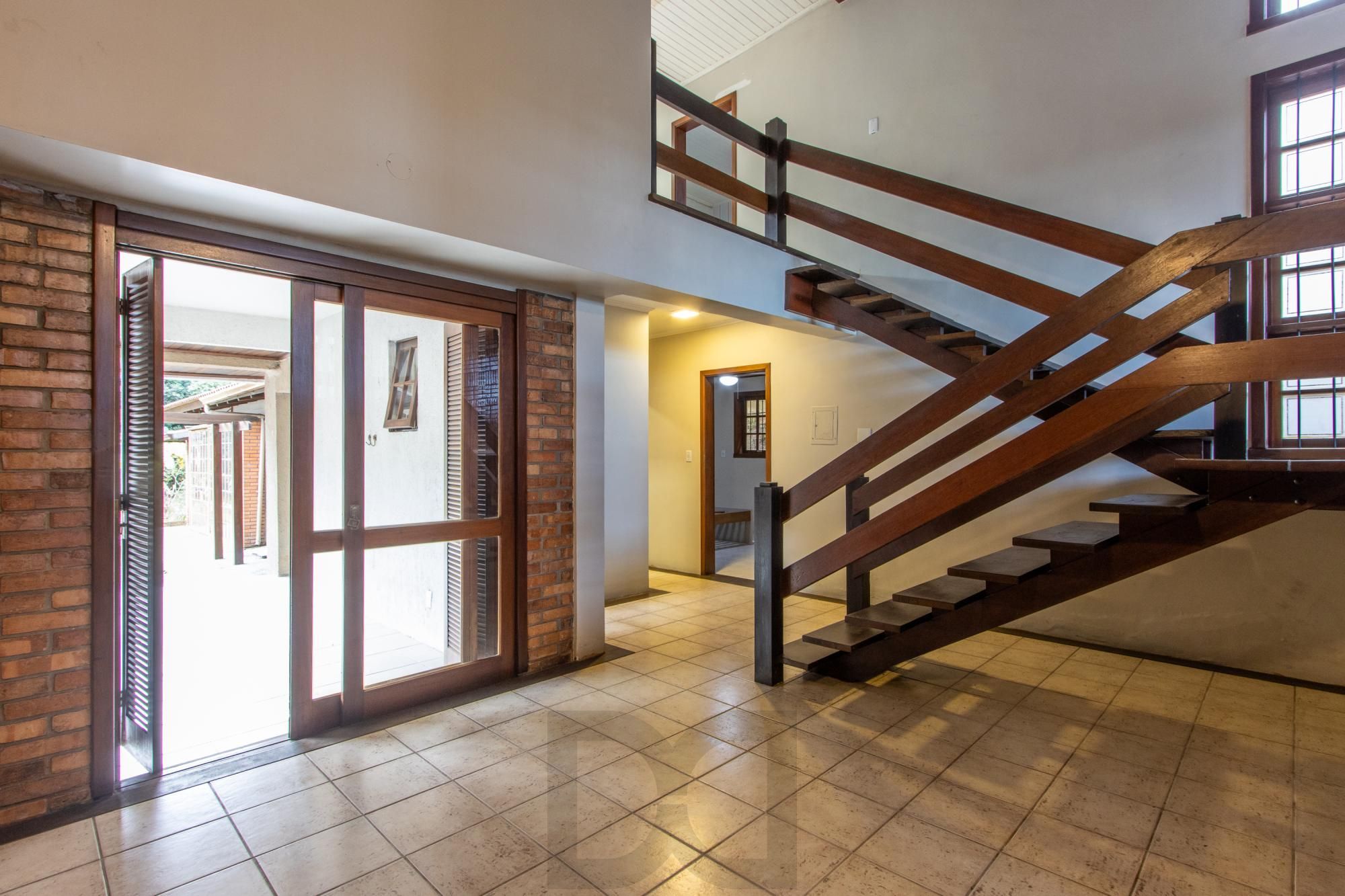 Ampla Casa com 2 Suítes, Closet, Lareira e Pátio com Árvores Frutíferas. — foto 29