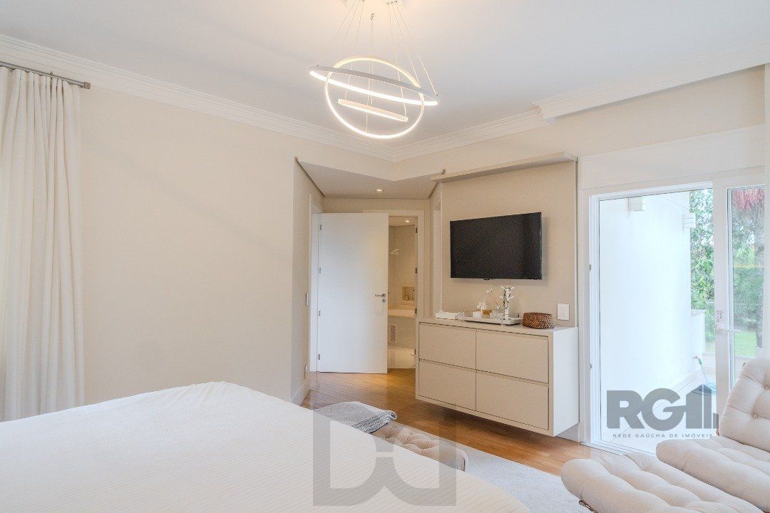 Casa semimobiliada e possui 3 suítes (sendo 1 delas master com closet e hidro) — foto 45