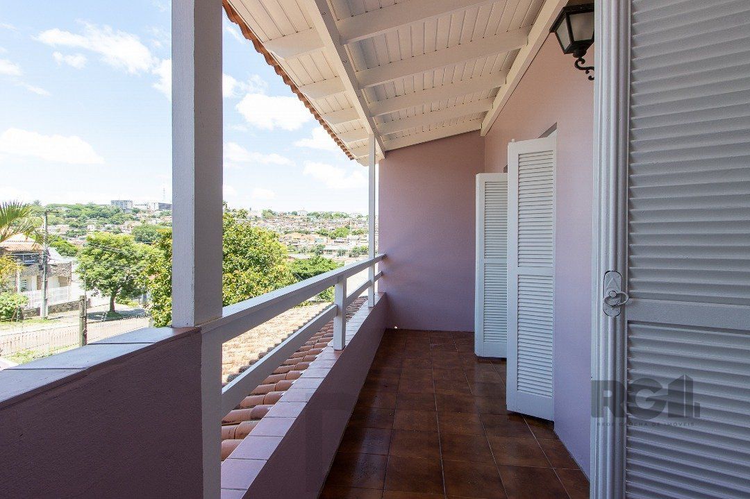 Casa com 4 quartos, suíte, churrasqueira, lareira, garagem coberta e lindo jardim. — foto 42