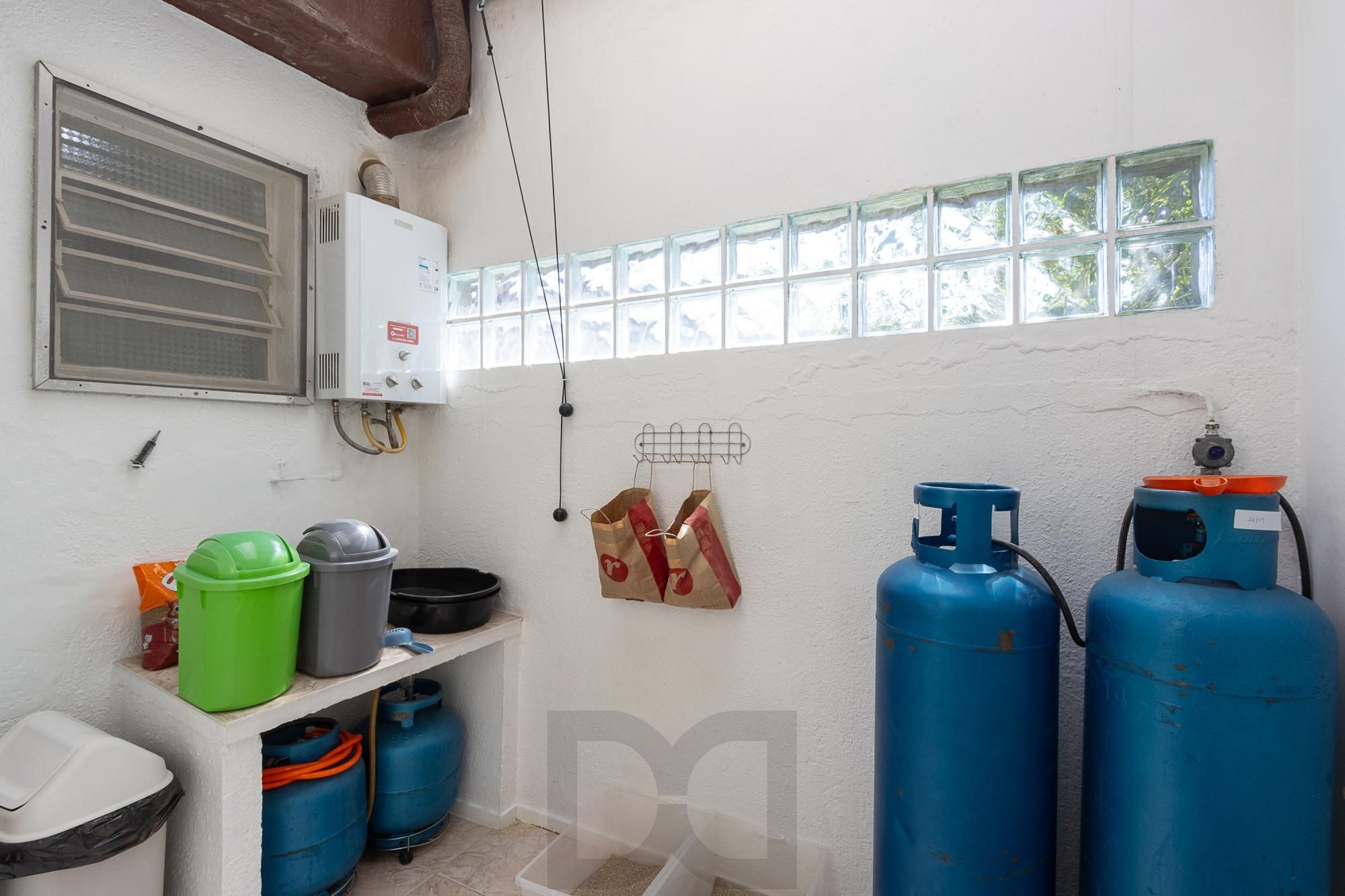 Casa de alvenaria, 4 dormitórios, 2 suítes, bairro Cristal. — foto 18