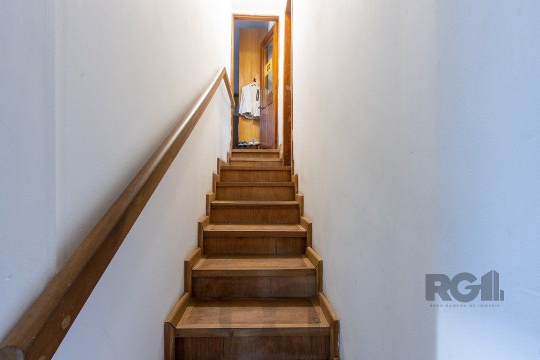Casa no bairro Cristal, Possui 4 dormitórios, sendo 1suíte, closet e banheira de hidromassagem, com possibilidade de um podendo 1 dormitórios extra. — foto 47
