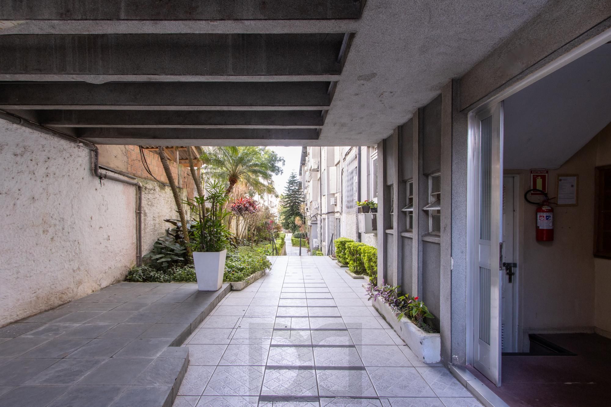 Apartamento térreo com pátio privativo no coração do Menino Deus, 2 dormitórios. — foto 25