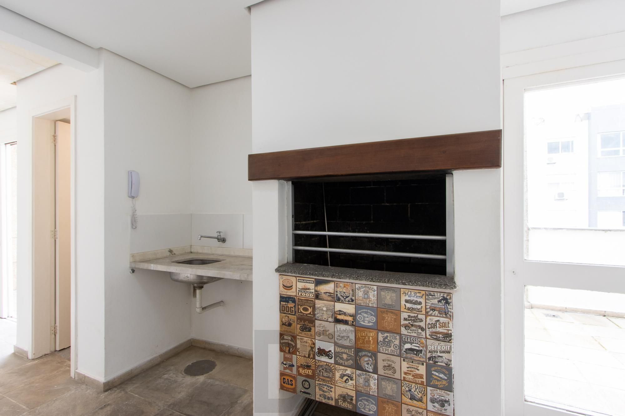Cobertura com 137m², no Bairro Cristal, de 2 dormitórios, sento uma suíte, ampla sacada, churrasqueira, vista panorâmica, vaga coberta. — foto 26
