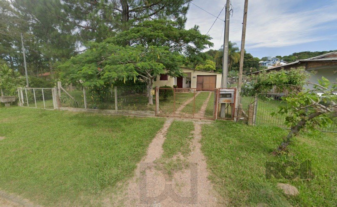 Dois quartos, 01 banheiro, 01 sala de star, 01 sala de jantar, cozinha, 01 garagem para três carros com churrasqueira. — foto 2