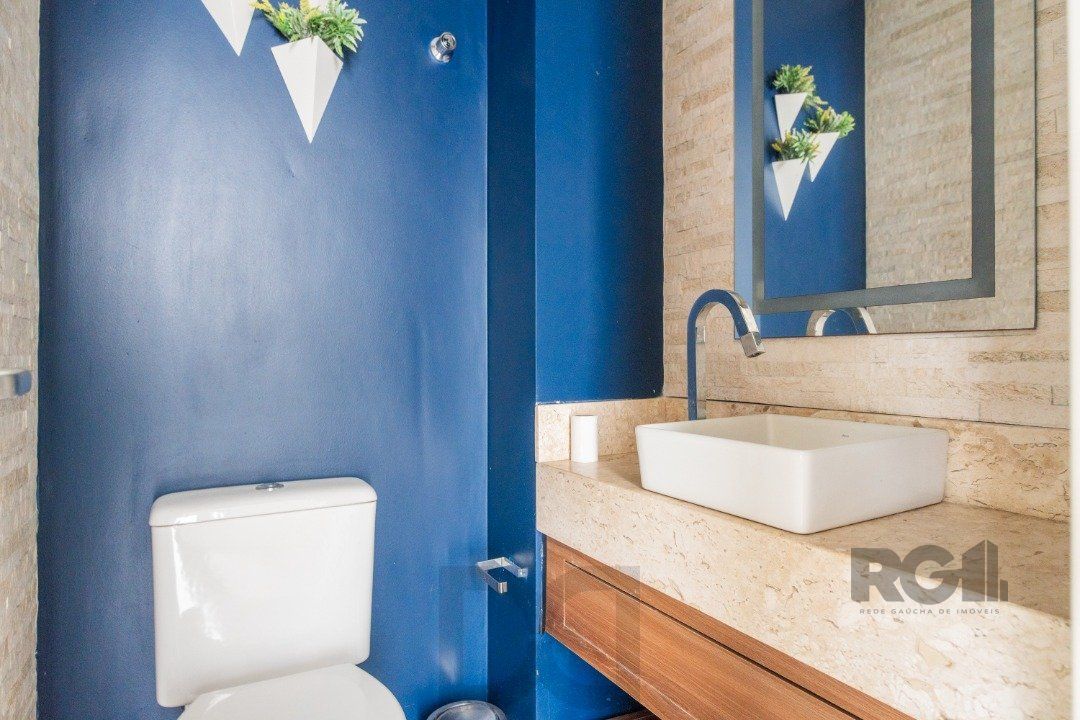 Casa impecável e mobiliada, com 3 niveis, possui 3 dormitórios sendo 1 suíte, 4 banheiros. — foto 16